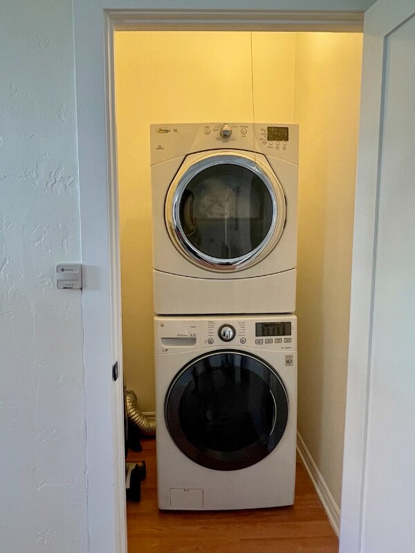 Building Photo - 313 E Pasadena St