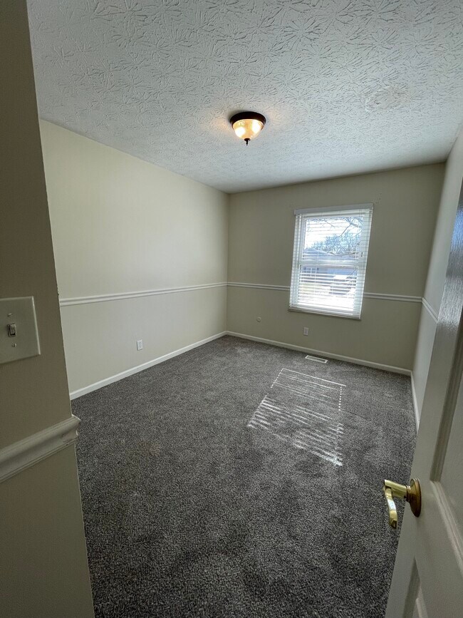 Building Photo - 644 Thistle Ave