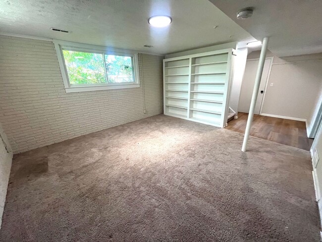 Building Photo - Charming 2 Bed, 1.5 Bath Home in Omaha – P...