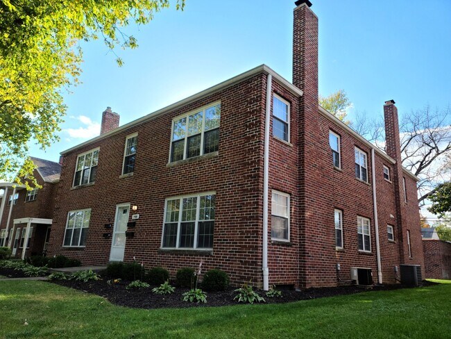 Building Photo - 799 Kenwick Rd