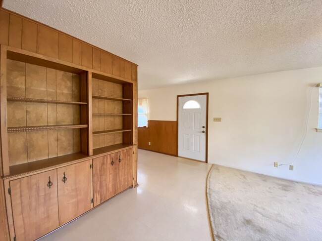 Building Photo - Perfect single apartment 2 bedroom 1 bath