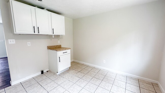 Building Photo - Beautiful 3 Bedroom Home in Southeast! Sec...