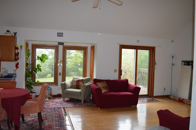 Foto del edificio - 5212 Rustling Oaks Ln