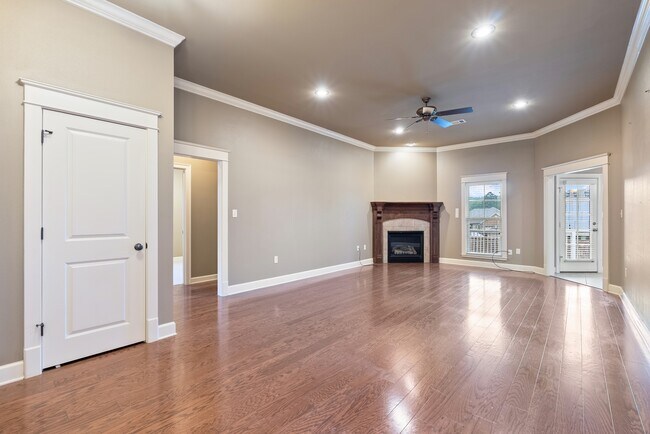 Foto del edificio - 1300 Edge Valley Dr N