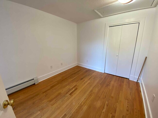 smaller bedroom - 10 Graves Ave