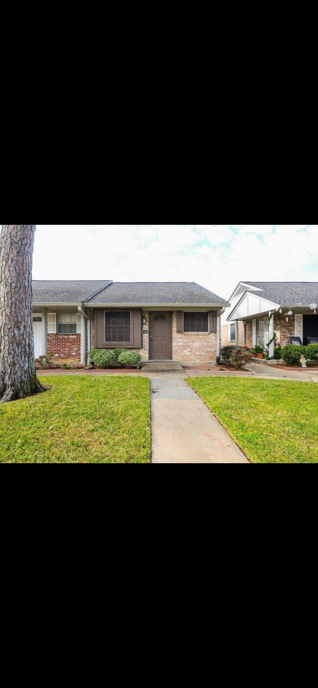 Front - 1108 W Tri Oaks Ln