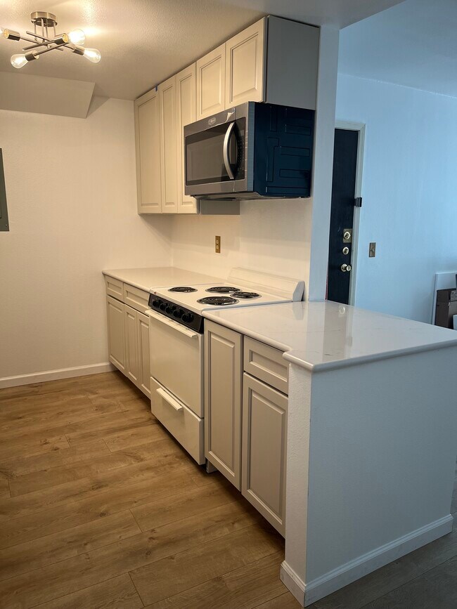 Building Photo - 8555 Fairmount Dr