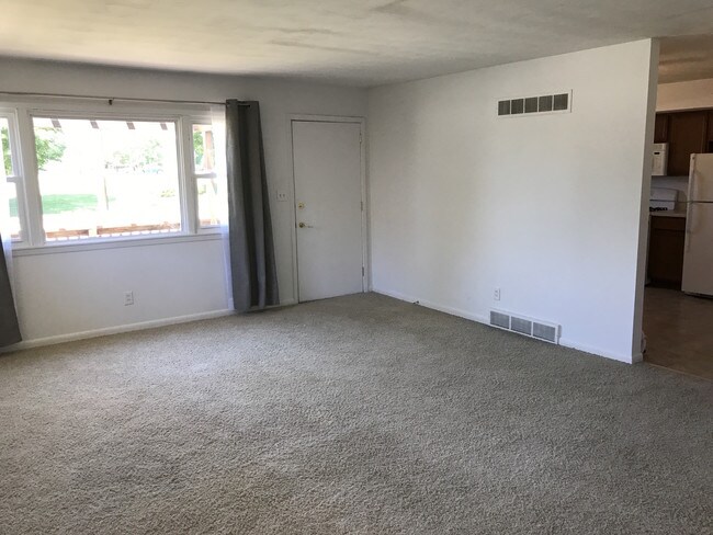 Building Photo - 810 S Cottage Ave