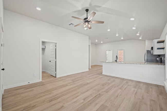 Building Photo - 2013 Cottonwood Ave