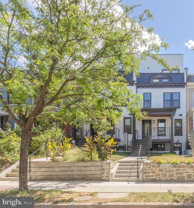 Building Photo - 722 Kenyon St NW
