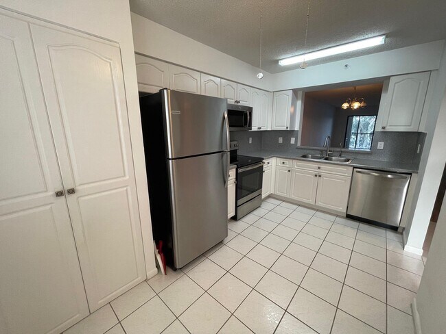 Foto del edificio - 6269 Pointe Regal Cir