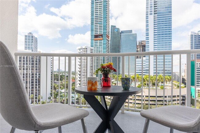 Foto del edificio - 1420 Brickell Bay Dr