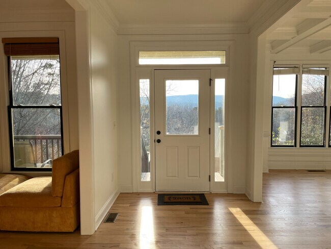 Foto del edificio - Room in House on Hillside Dr