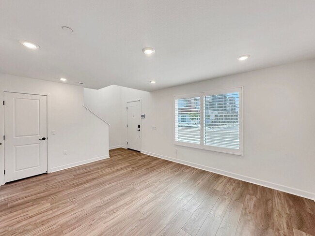 Foto del edificio - Luxury 3-Level Townhome for Rent | 2BR + 3BA | 1,500 Sq Ft with 2-Car Garage