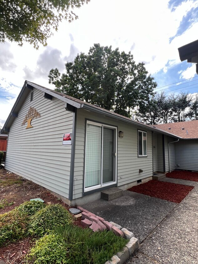 Foto principal - 3321 NE View Ave