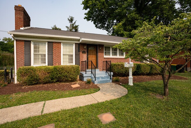 Building Photo - 218 Bramton Rd