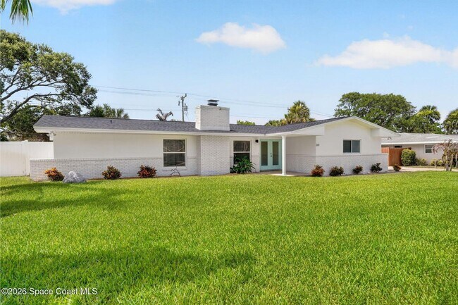 Foto del edificio - Welcome to this beautifully remodeled 4-bedroom, 3-bath home in the heart of Indialantic Beach!