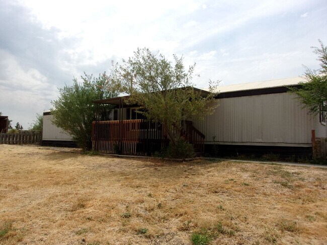 Building Photo - Home on outskirt of town- 2 occupants ONLY