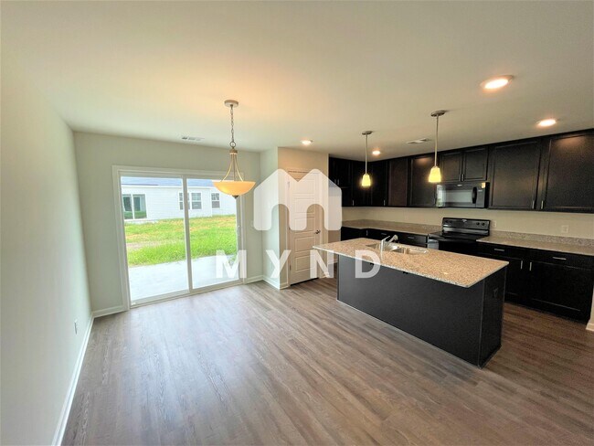 Building Photo - 102 Cook St