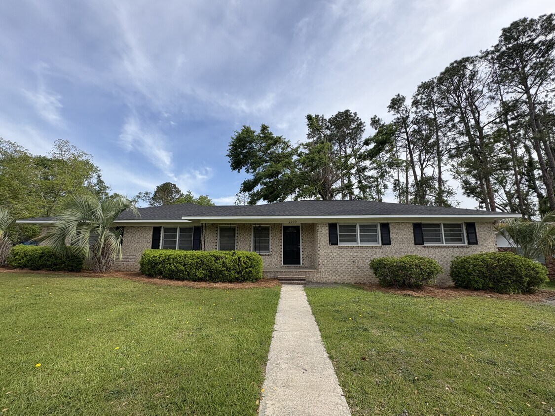 Foto principal - 2000 N Maple Dr