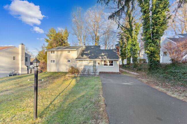 Building Photo - Cozy 4 bedroom, 2 bathroom Home In A Beautiful Main Line Neighborhood