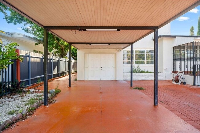 Building Photo - 411 SW 34th Ave