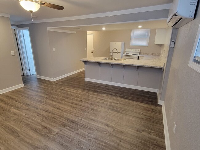 Building Photo - 812