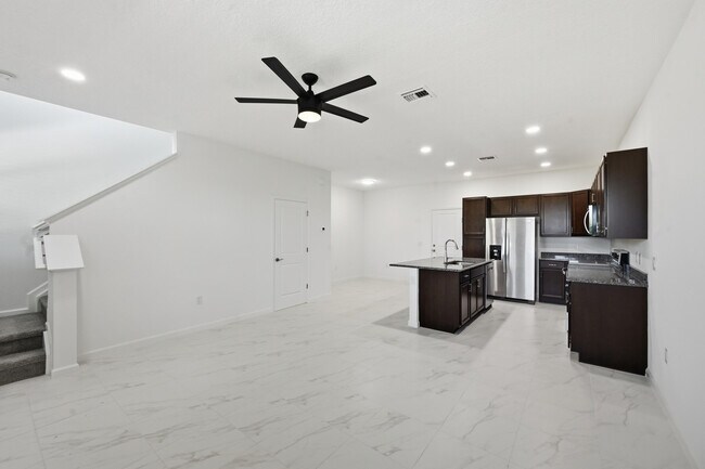 Foto del edificio - 4910 Longwood Lake Sq