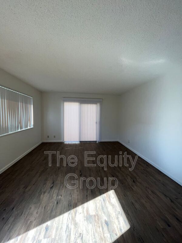 Building Photo - 3040 W Walnut Ave