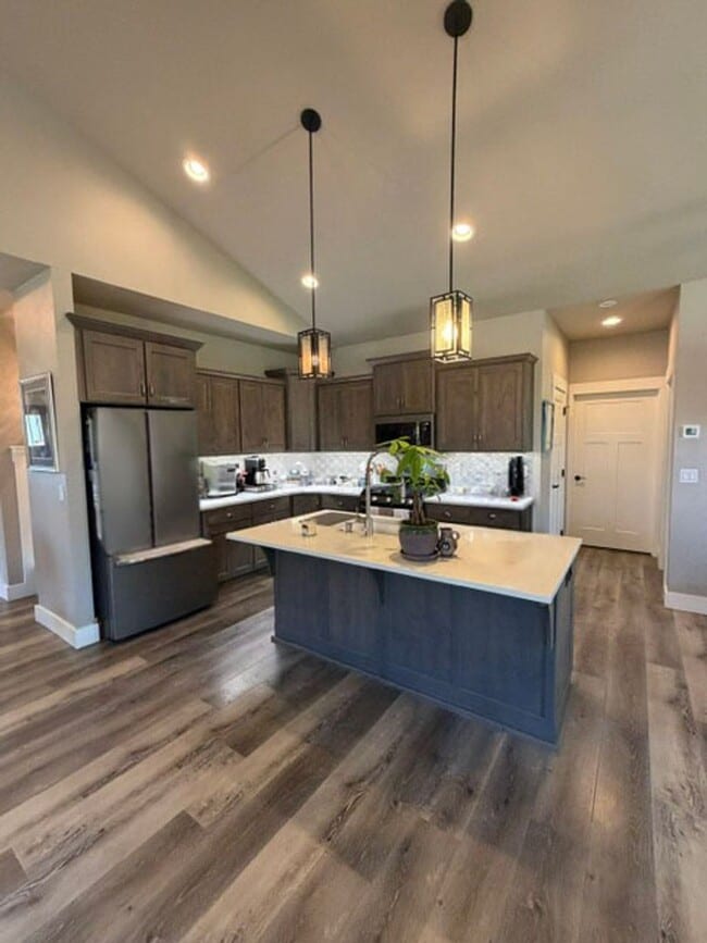 Building Photo - Gorgeous Silverbrook Home