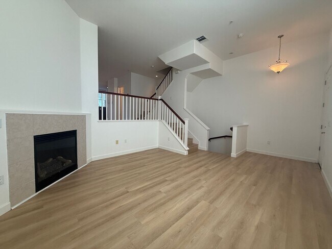 Foto del edificio - Beautiful and Modern 3 Bedroom 2.5 Bath Townhome in Montecito Vista Area