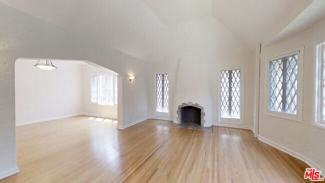 Building Photo - 1260 N Flores St