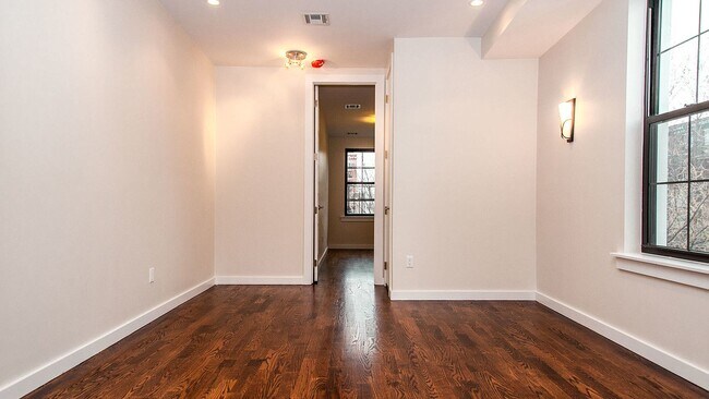 Building Photo - 1371 E 85th St