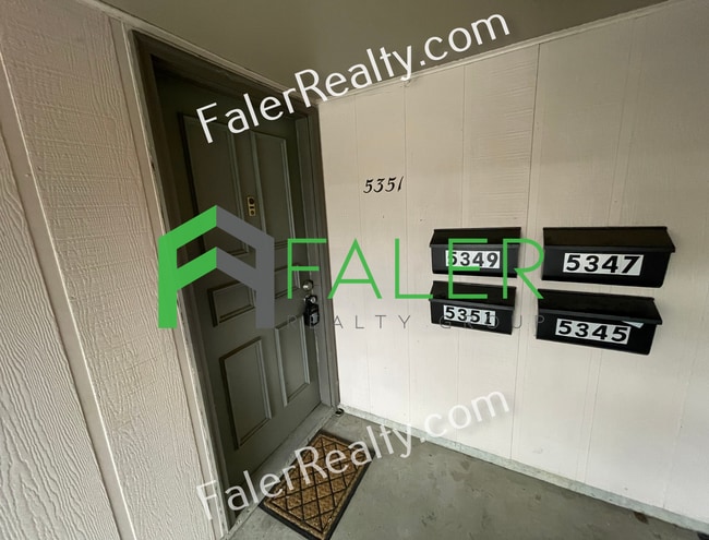 Building Photo - Spotless Ground Floor Condo