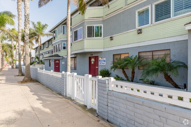 Entrance - 129 Palm Ave