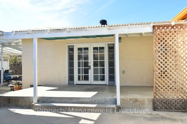 Building Photo - Nice Studio Blocks to Beach