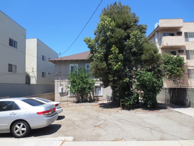 Building Photo - 4136 Rosewood Ave