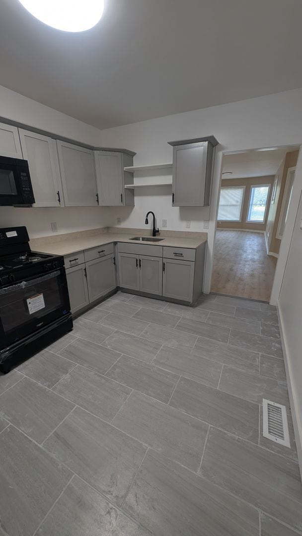 Building Photo - Newly Renovated Two-Bedroom