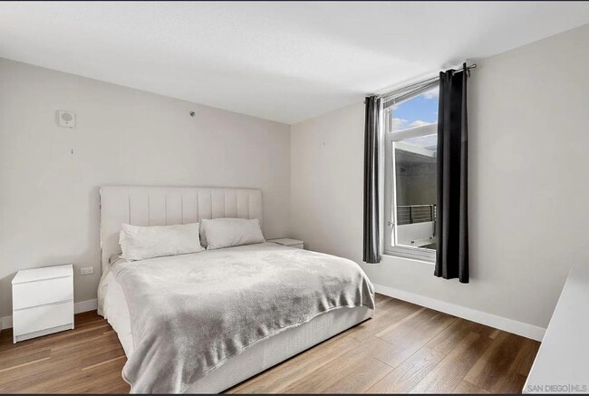 Building Photo - ONE  Bdrm Move-in ready FULLY FURNISHED