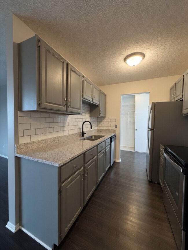 Foto del edificio - Freshly Updated, Stylish 2 bed 2 bath Condo in Bloomington Includes 2 Heated Parking Spaces!
