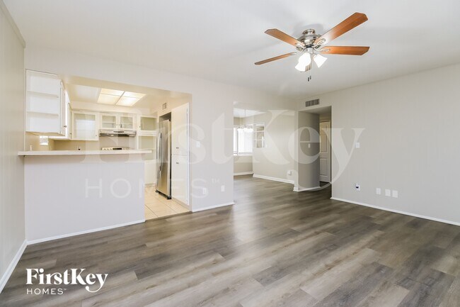 Foto del edificio - 8046 N 56th Ave