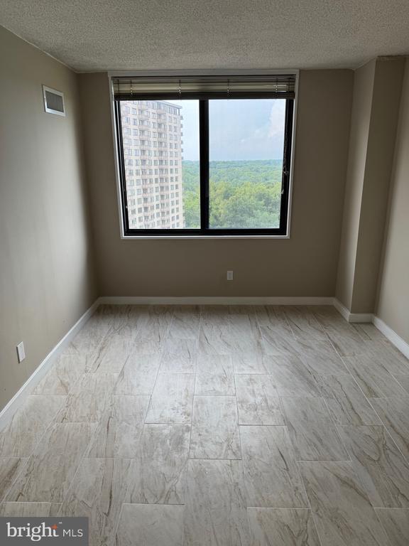Foto del edificio - 5225 Pooks Hill Rd