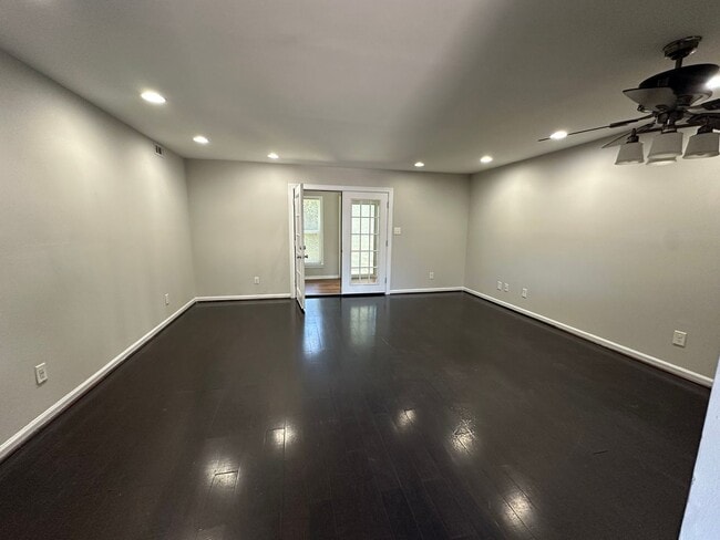 Building Photo - 2 bedroom/2 Bath Condo