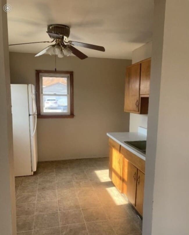 Building Photo - 2 bedroom 1 bath house for rent