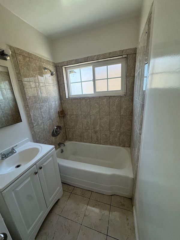 Foto del edificio - 3310 Burton Ave