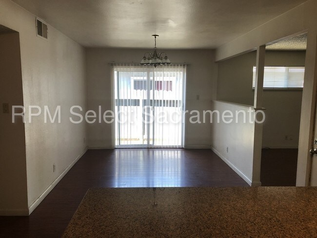 Foto del edificio - Updated 3 bed 2 bath duplex