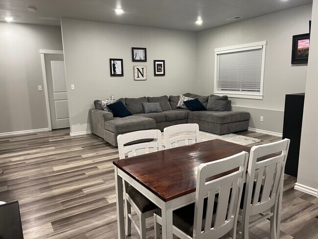 Foto del edificio - 188 E G St