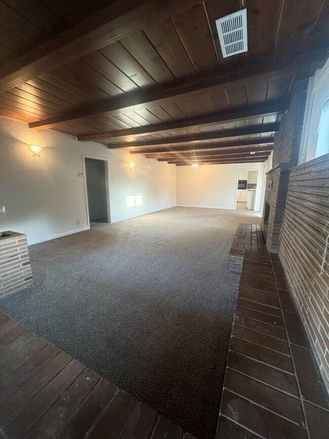 Building Photo - Spacious 3 Bedroom!