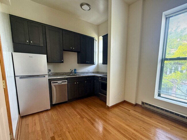 Foto del edificio - 611 W Briar Pl