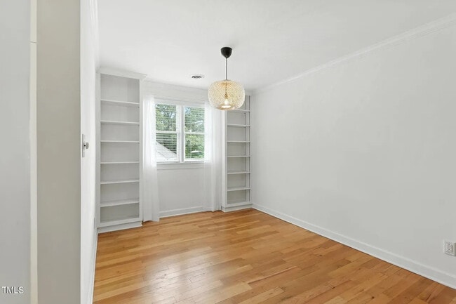 Foto del edificio - Room in Condo on Smallwood Dr